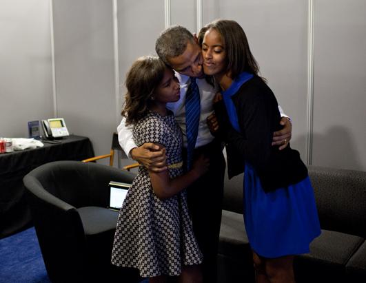 Trong vô vàn bức hình được chụp lại, người xem luôn được nhìn thấy tình cha con ấm áp, ngập tràn tình yêu của Tổng thống Obama.