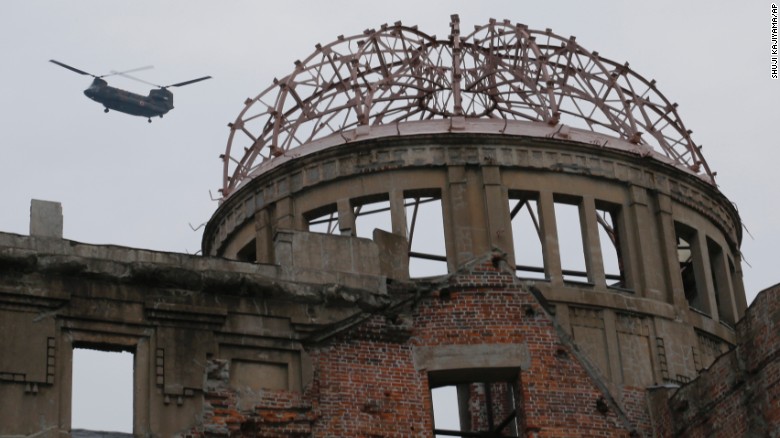 Trực thăng bảo vệ bay trên mái vòm Nguyên tử ở Hiroshima