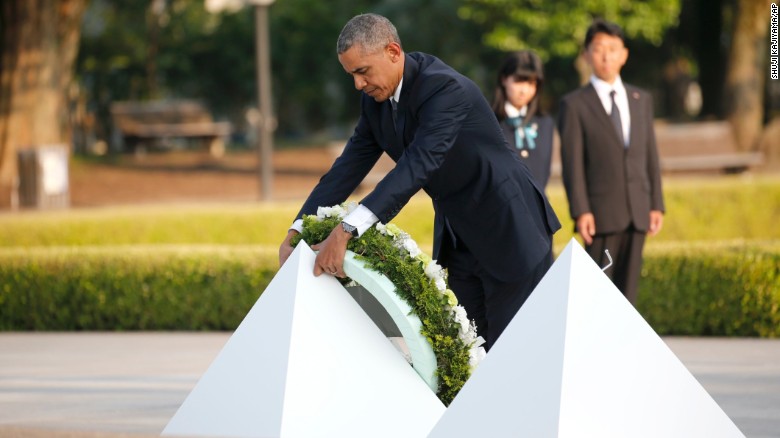 Ông đã tới đặt vòng hoa tưởng nhớ các nạn nhân trong vụ Mỹ thả bom nguyên tử xuống thành phố này năm 1945 tại Công viên Tưởng nhớ Hòa bình Hiroshima.