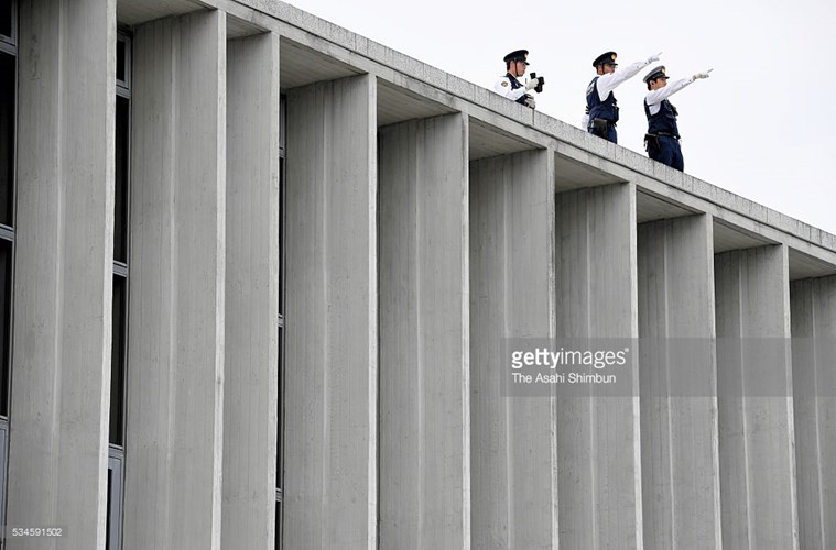 Cảnh sát Nhật được bố trí trên nóc tòa nhà Bảo tàng Hòa bình Hiroshima ngày 27/5.