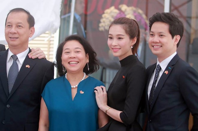 Nguyễn Trung Tín – bạn trai hoa hậu Đặng Thu Thảo - là CEO, đồng thời là con trai, người thừa kế của nhà sáng lập, chủ tịch HĐQT tập đoàn Trung Thủy, bà Dương Thanh Thủy (áo xanh).