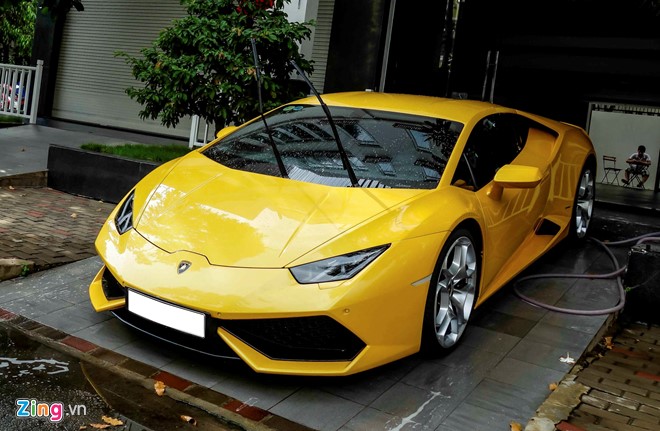 Về chiếc Huracan màu vàng của Cường đô la, đây là chiếc Lamborghini Huracan thứ 3 tại Việt Nam, đồng thời là chiếc duy nhất màu vàng. Siêu xe được nhập về Việt Nam từ 8/2015. Đến 11/2015, chiếc xe này được một đại gia địa ốc có tiếng ở Sài Gòn mua về và gắn biển số đẹp. Ảnh: Zing