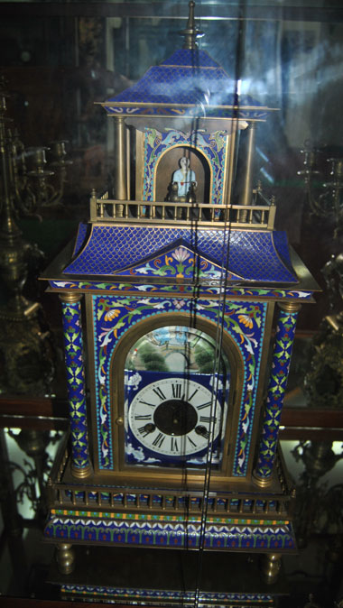 Không chỉ chơi gỗ quý và xe sang, Minh “Sâm” còn sở hữu một “bảo tàng” đồng hồ cổ của riêng mình với hơn 500 bộ đồng hồ cổ đến từ nhiều quốc gia trên thế giới.