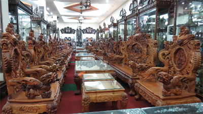 Vô vàn bộ bàn ghế gỗ quý có trong nhà Minh sâm