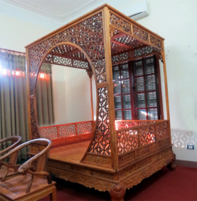 Một chiếc giường trị giá vài tỷ đồng đối với Minh “Sâm” chỉ là hạng... tép riu. Chiếc giường trong hình này được làm từ gỗ Huỳnh Đàn đỏ nguyên khối, giá ước tính 2,5 triệu USD, tương đương hơn 50 tỷ đồng.