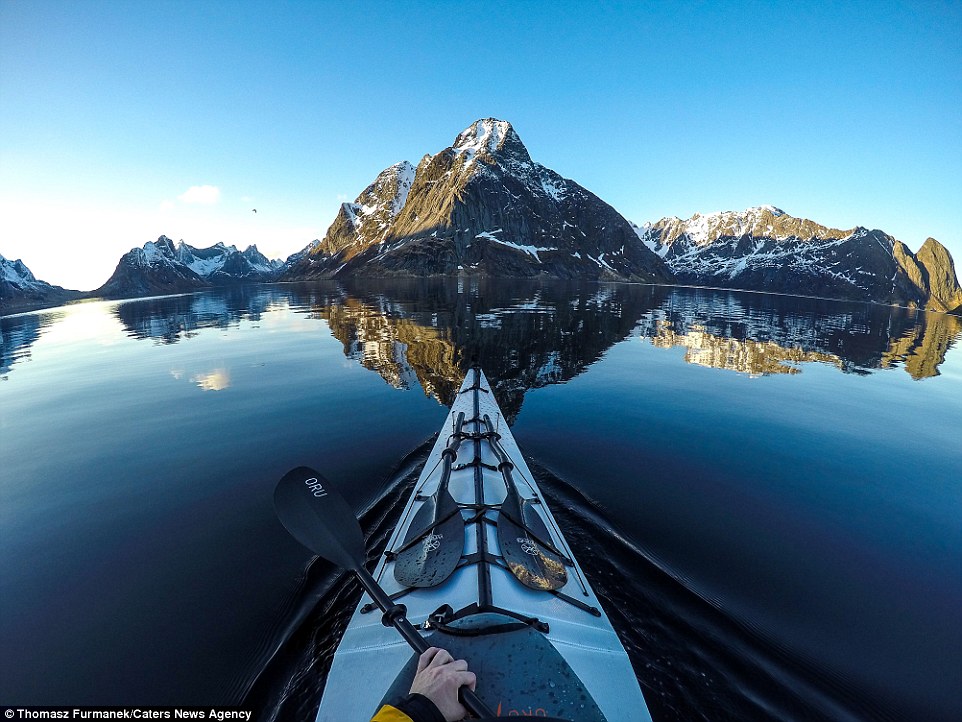 Thomasz Furmanek, 41 tuổi, đến từ Bergen, Na Uy, bắt đầu tải lên Instagram của mình những bức hình từ các chuyến  phiêu lưu bằng thuyền kayak của anh từ ba năm trước