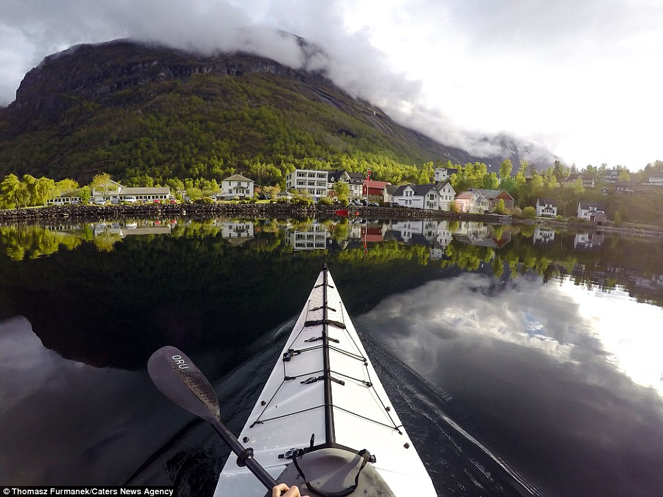 Thomasz Furmanek  đã gắn một GoPro (dòng máy dành riêng cho những người đam mê thể thao mạo hiểm) và một camera nhỏ ở phía trước thuyền kayak,  khi anh chèo trên khắp đất nước, và ghi lại trọn vẹn cảnh sắc tuyệt đẹp của đất nước Nauy.