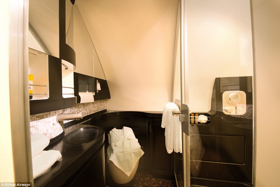 Ngoài ra, sau khi lên máy bay và trước khi hạ cánh, hành khách có thể “gột sạch bụi trần’ trong một  phòng tắm có vòi hoa sen , gương trang điểm và máy sấy tóc.