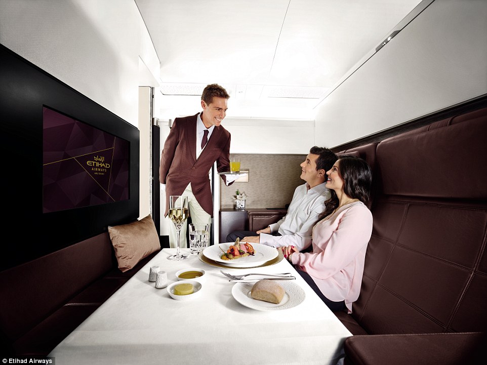 Với mức giá 1,7 tỷ đồng, hành khách sẽ được sở hữu 3 phòng trên khoang hạng nhất của chiếc máy bay  Airbus A380. Khoang này sẽ  giống như một “'penthouse trên bầu trời', có quản gia và đầu bếp riêng được đào tạo chuẩn từ Anh.