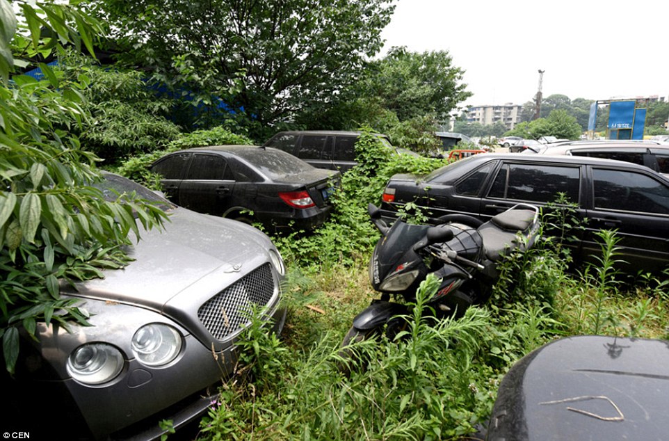 tin tức trên People's Daily Online cho biết, hàng triệu chiếc xe bao gồm các thương hiệu lớn cùng loạt xe máy, với những cái tên quen thuộc như Bentleys, Land Rovers, Mercedes Benz … đã bị các chủ nhân bỏ rơi tại một góc nhỏ ở Chengdu (Thành Đô), Trung Quốc