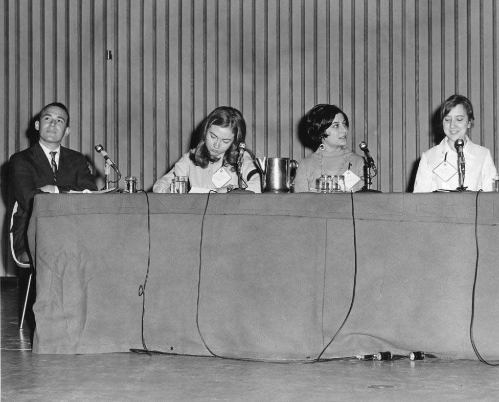 Những bức ảnh được chụp vào năm 1969. Khi đó, Hillary là nữ sinh đầu tiên có bài phát biểu tại lễ phát bằng của trường Wellesley. 