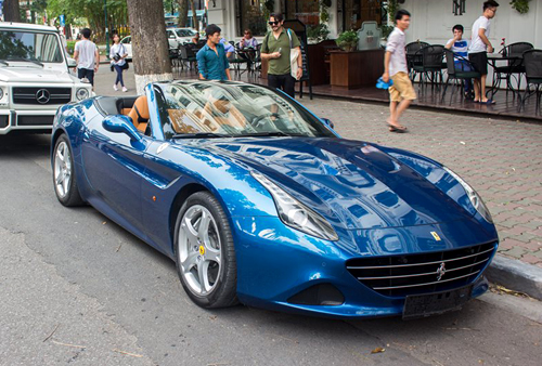 Trong đó, theo Vnexpress, dàn xe Hà Nội có sự xuất hiện của chiếc Ferrari California T màu xanh dương – chiếc đầu tiên có mặt tại thủ đô