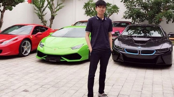 Tính trong vòng 1 năm nay, tổng cộng chàng trai trẻ tuổi Phan Hoàng đã  nhận 2 món quà có giá trị hơn 30 tỷ cho dịp sinh nhật và tốt nghiệp của mình.