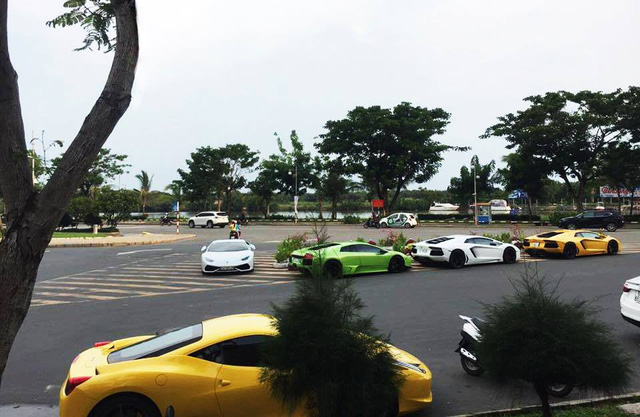 Theo Autopro, cuối tuần qua, một dàn xe bao gồm Lamborghini Aventador LP700-4, Huracan LP610-4, Ferrari 458 Italia hay BMW i8 đã cùng xuất hiện tại Quận 7, TP.HCM.