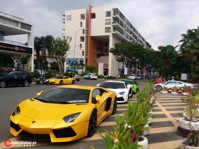 Cùng ngắm dàn siêu xe gây choáng ngợp đường phố Sài Gòn và Hà Nội trong những ngày qua