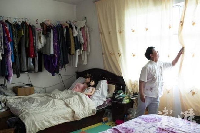 Bên cạnh việc Kinh doanh trang phục, trang sức cho búp bê bơm hơi, Ly Trần thậm chí còn dành một phòng riêng cho búp bê của mình. Búp bê này được Ly Trần mua từ tháng 5/2014, có tên là Tiểu Tuyết.