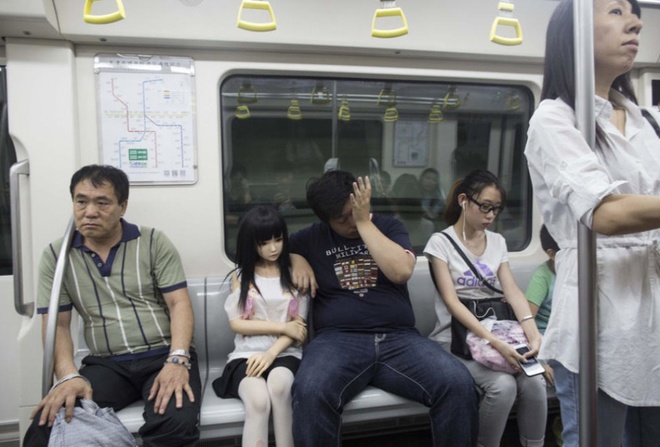 Tống Bột, ở thành phố Thiên Tân, Trung Quốc, đã chi ra 1,38 triệu nhân dân tệ (khoảng 210 nghìn USD) để mua những con búp bê tình dục và sống chung với chung. Anh đem theo một cô ‘người tình’ ra ngoài, cùng ngồi trên xe bus.