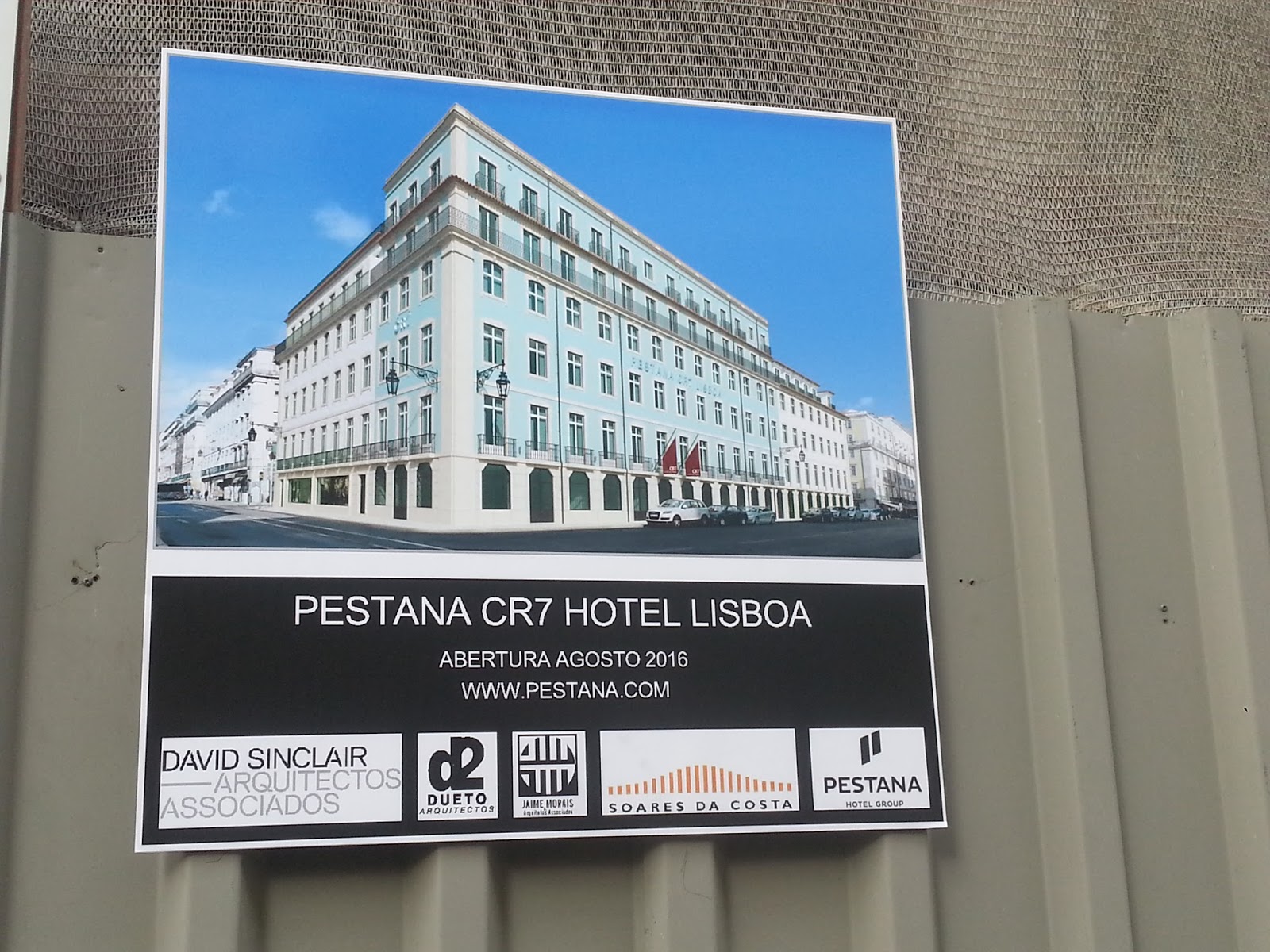 Khách sạn Pestana CR7 Funchal nằm trên cảng Funchal, liền kề với bảo tàng bóng đá của Cristiano Ronaldo.   