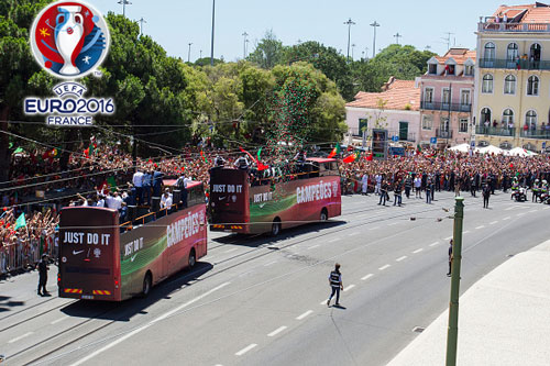 Sau khi rời sân bay, các thành viên tuyển Bồ Đào Nha được đưa lên một chiếc xe buýt và bắt đầu cuộc diễu hành quanh Lisbon trong sự chào đón cuồng nhiệt của hàng trăm ngàn người dân Bồ Đào Nha.