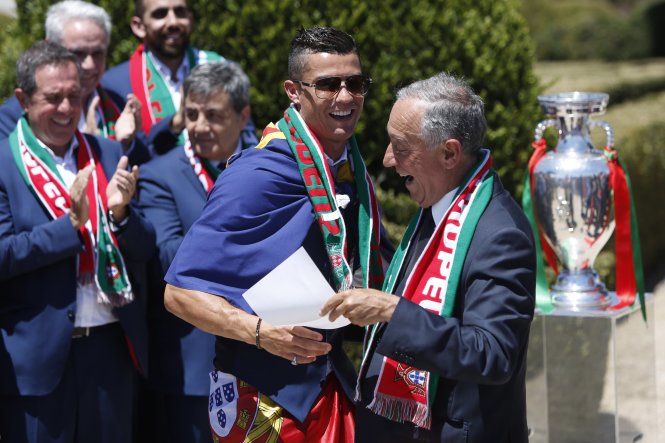 Tổng thống Bồ Đào Nha Marcelo Rebelo de Sousa (phải) tiếp đón và chúc mừng đội 