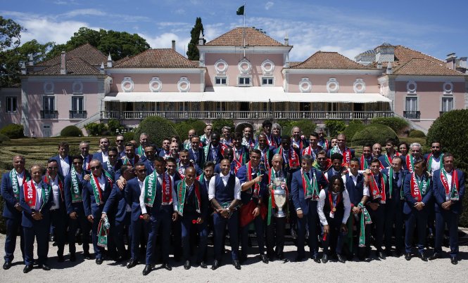 Các thành viên tuyển Bồ Đào Nha chụp hình trước nơi tiếp khách của Tổng thống. Ảnh: Reuters, AFP