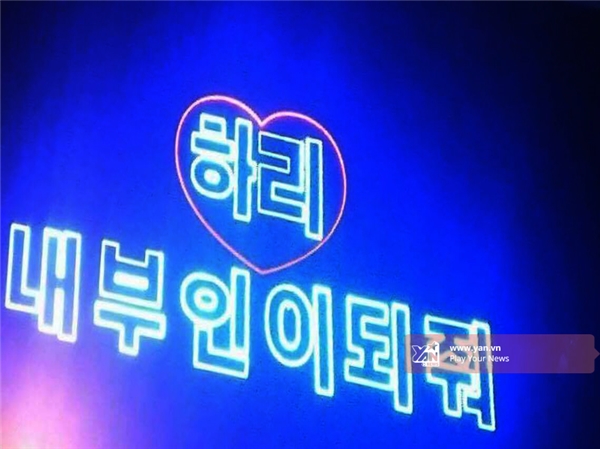 Ngoài bó hoa hồng, Trấn Thành còn chuẩn bị một bảng đèn LED trong quán bar chạy dòng chữ tiếng Hàn với nội dung: “Hari, làm vợ anh nhé”. Chữ “Hari” được làm nổi bật với hình trái tim màu đỏ bên ngoài. (Ảnh: Yan)