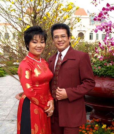 Nghệ sĩ Thanh Bạch sinh năm 1959, từng trải qua cuộc hôn nhân với nghệ sĩ Xuân Hương và có một con trai lớn. Họ đã chia tay nhau cách đây nhiều năm. 