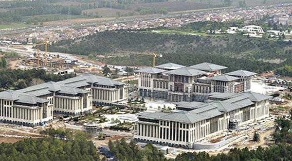 Dinh thự Ak Saray (hay Cung điện Trắng) của Tổng thống Thổ Nhĩ Kỳ Recep Tayyip Erdogan mở cửa vào tháng 8/2014. Nó được xây dựng trên diện tích 150.000 m2, giữa khu rừng Ataturk  - một khu vực thiên nhiên cần được bảo tồn ở ngoại ô thủ đô Ankara.