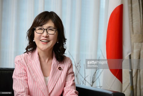 Bà Tomomi Inada sinh năm 1959, năm nay 57 tuổi. Sau khi tốt nghiệp Đại học Waseda năm 1981 và trở thành luật sư năm 1985, bà Inada đã lựa chọn bước vào con đường chính trị.