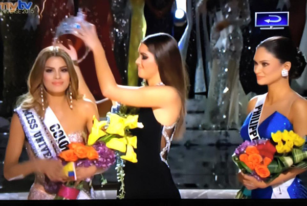Chiếc vương miện trị giá 30.000 USD được gỡ từ đầu của hoa hậu Colombia để trao lại cho người đẹp Philippines là một trong những khoảnh khắc khó quên nhất tại chung kết Hoa hậu Hoàn vũ 2015, diễn ra tại Las Vegas (Mỹ)