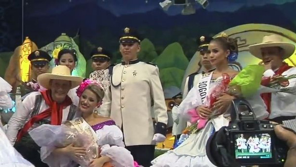Ngày 7/7/2016,  uộc thi Miss Bambuco International Pageant tại Colombia đã chứng kiến một tình huống hy hữu khi á hậu công khai “mượn tạm” vương miện hoa hậu và đội lên đầu mình.