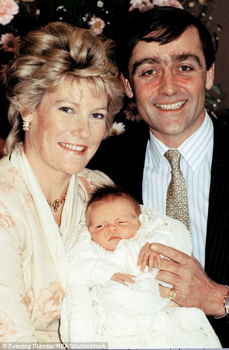 Hugh trong vòng tay cha mẹ năm 1991