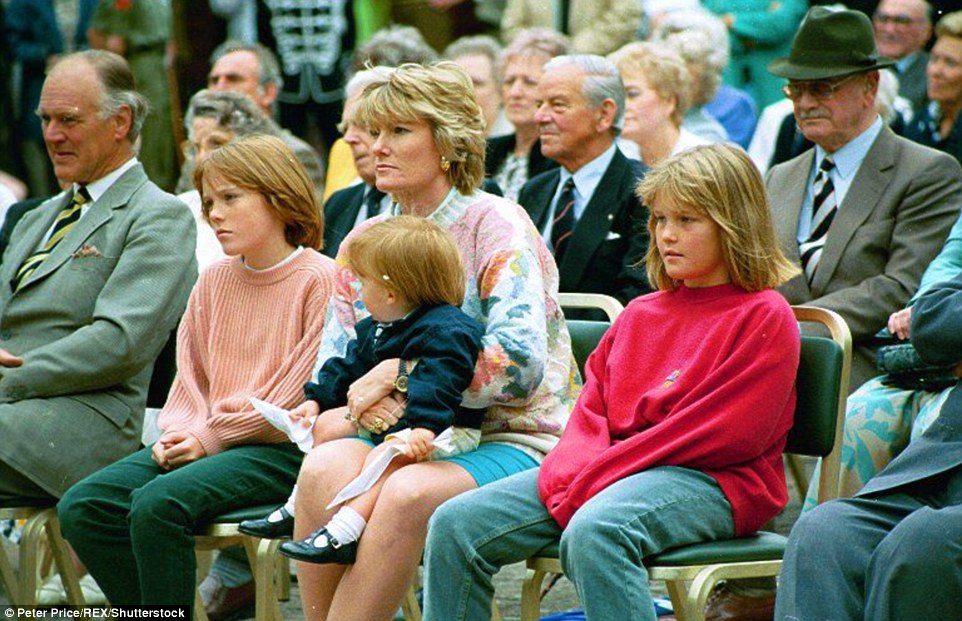 Trong ảnh, Hugh, khi còn là một cậu bé với mẹ Natalia, chị gái Lady Edwina và Lady Tamara cùng ngồi nghe một bài phát biểu của cha mình vào năm 1992