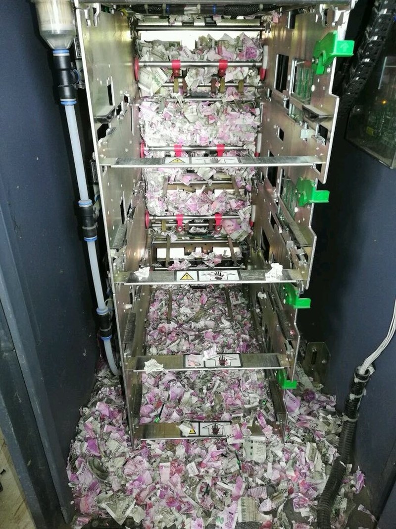 Hy hữu hơn 400 triệu đồng trong máy ATM bị chuột cắn nát thành đống giấy vụn - ảnh 1