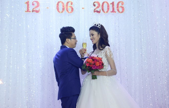 Lê Thị Phương và chồng mới cùng uống ly rượu mừng trong đám cưới