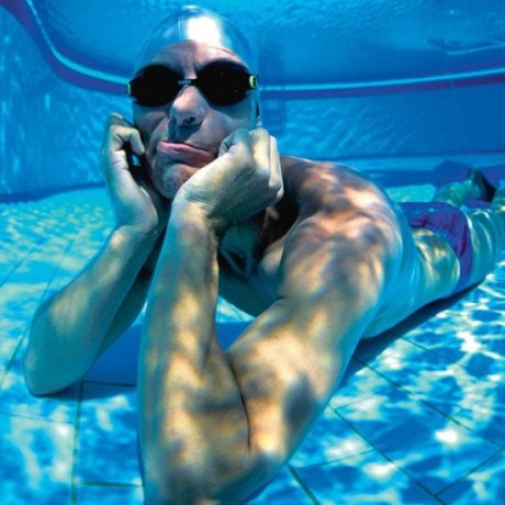 Nếu bạn muốn nhịn thở dưới nước lâu hơn, hãy hít từng hơi nhỏ trước khi nín thở dưới nước. Mẹo vặt này đánh lừa bộ não khiến nó nghĩ rằng có nhiều oxy trong cơ thể hơn và bạn có thể kéo dài thêm vài giây.