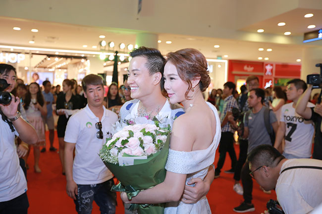 Người tình màn ảnh Lương Mạnh Hải cũng không vắng mặt trong ngày vui của Minh Hằng.