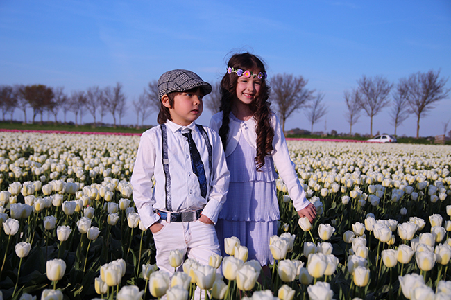 Chị Lips Phạm (mẹ Việt Hà) chia sẻ bé thường rong ruổi theo mẹ đi khắp cánh đồng hoa tulips trong làng để chụp những khoảnh khắc đẹp, lưu giữ tuổi thơ và học cách yêu thiên nhiên.