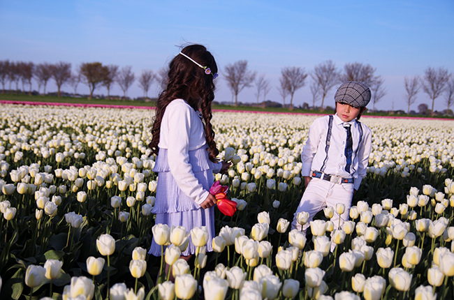 Trên cánh đồng hoa tulip, Bảo Thy hát và diễn xuất rất tự nhiên.