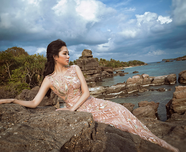 Có  thể khẳng định ngay, Hoa hậu Nguyễn Thị Huyền là người chuyển tải những cái phồn phách, thần thái khi mặc những bộ đồ thiết kế Haute Couture của Hoàng Hải.
