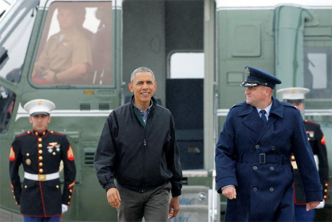 Tổng thống Mỹ Obama lên chiếc Air Force One tại căn cứ Andrews hôm 21/5 để tới thăm Việt Nam và Nhật Bản. Ảnh Reuters.
