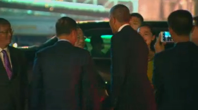 Tổng thống Obama bắt tay phái đoàn đón của Việt Nam tại sân bay Nội Bài. Ảnh NY Daily News.