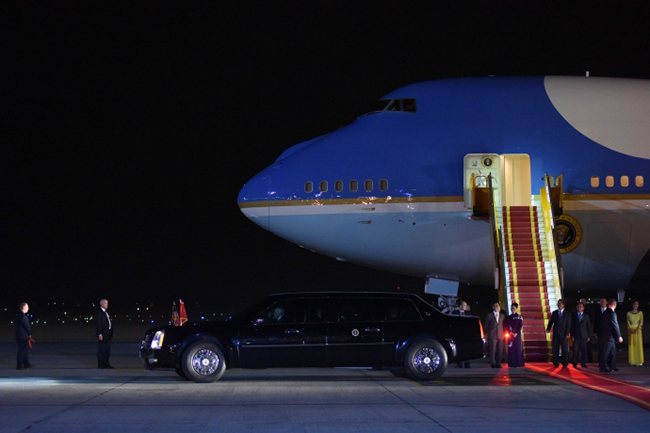 Tổng thống Mỹ không vào khu Vip A mà lên thẳng xe Cadilac đặc chủng về khách sạn. Ông sẽ bắt đầu chuyến thăm chính thức Việt Nam trong ba ngày từ 23-25/5