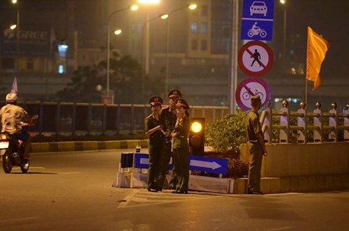 Cảnh sát bảo vệ tại một số tuyến đường ở Thủ đô như Trần Duy Hưng, Nguyễn Chí Thanh... gần khu vực đoàn Tổng thống Mỹ Obama sẽ đi qua. Ảnh: Tiền Phong