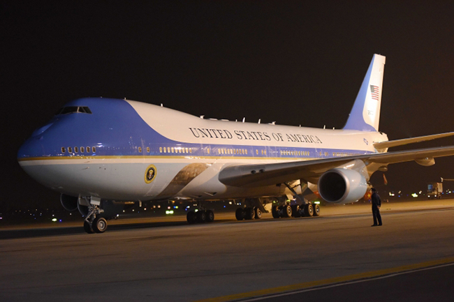 Đây là một chiếc Boeing 747 dài 60 m, trọng lượng hàng trăm tấn, chở Tổng thống Mỹ cùng đoàn tuỳ tùng hơn 100 người cùng các thiết bị khác 