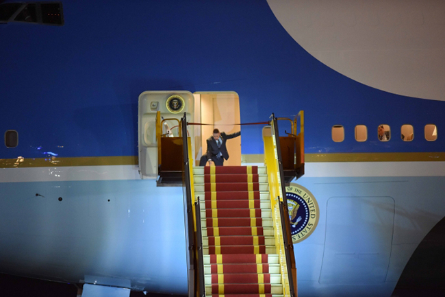 Đặc vụ Mỹ kiểm tra vị trí mà Tổng thống sẽ bước xuống máy bay.