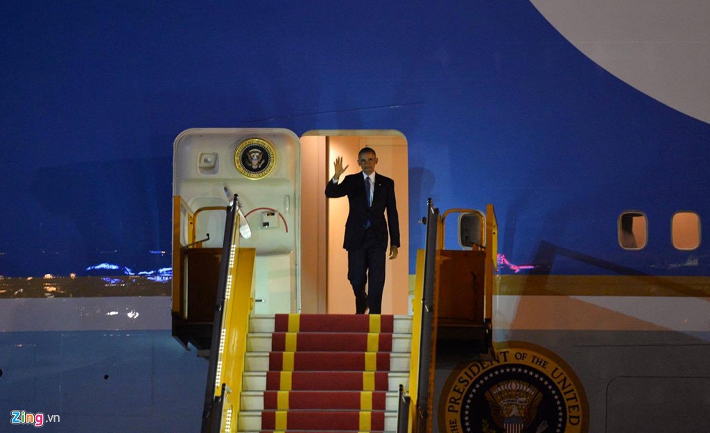 22h tối 22/5, chuyên cơ Air Force One của Tổng thống Barack Obama đã đáp xuống sân bay Nội Bài (Hà Nội). Tổng thống Obama tươi cười vẫy tay chào Việt Nam khi bước ra cửa máy bay. Ảnh: Zing News