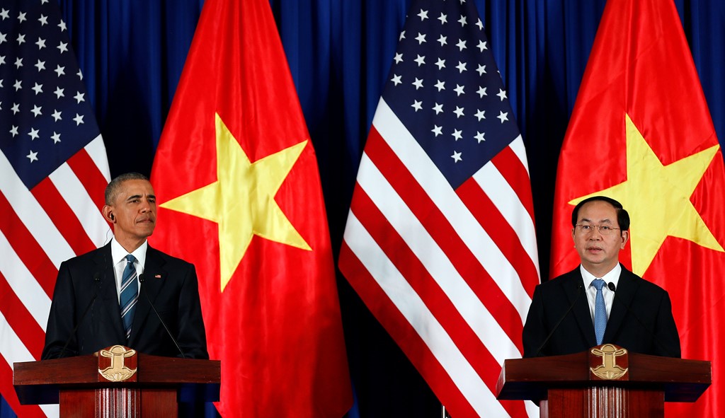 Sau đó, buổi họp báo chung của Chủ tịch nước Trần Đại Quang và Tổng thống Obama diễn ra, công bố các kết quả buổi hội đàm. Theo đó, Tổng thống Obama tuyên bố Mỹ gỡ bỏ hoàn toàn cấm vận vũ khí đối với Việt Nam, bình thường hóa quan hệ hai nước và nhiều thỏa thuận quan trọng khác. Ảnh: Reuters
