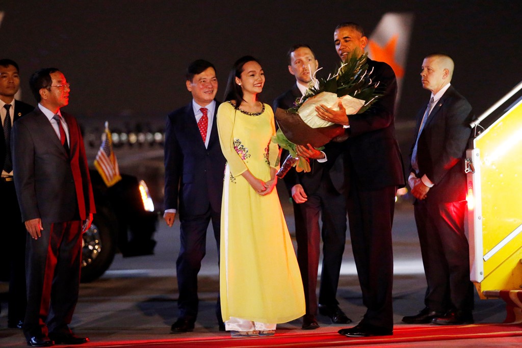 Tại đây, phái đoàn đón Tổng thống đã chuẩn bị chu đáo, đón tiếp nồng hậu và cử người đại diện tặng hoa Tổng thống Obama. Đó là nữ sinh viên khoa Ngôn ngữ học- Đại học KHXH & NV - Trần Mỹ Linh. 
