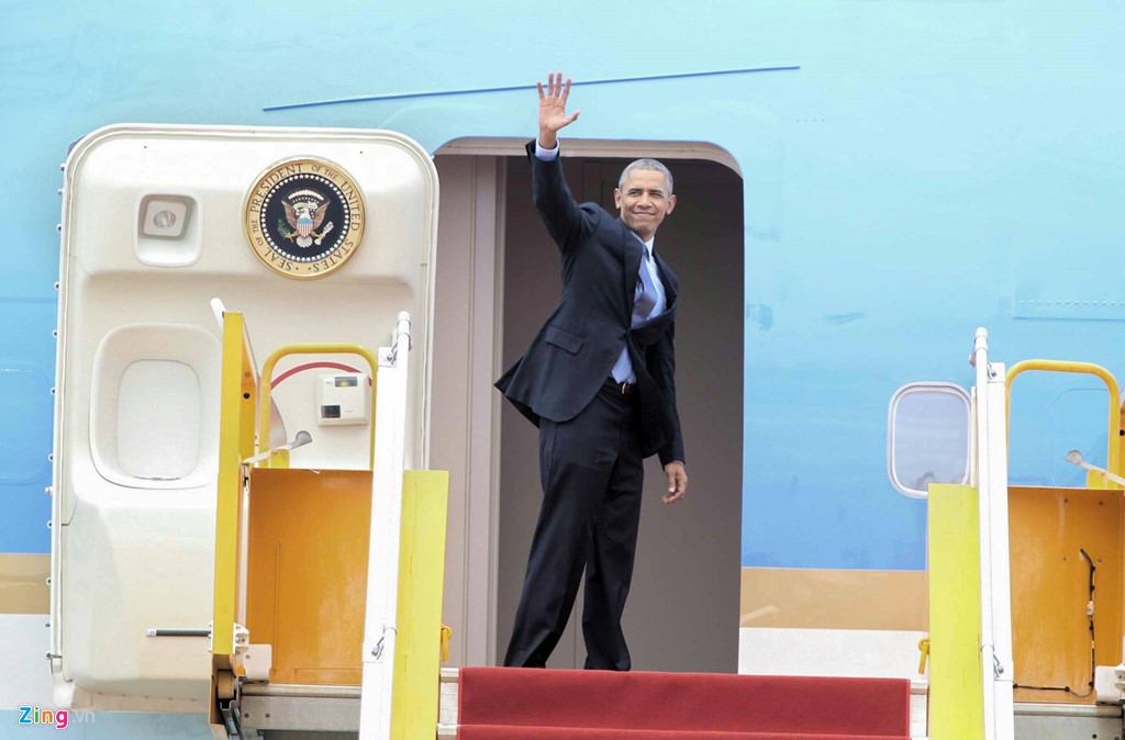 12h40 ngày 25/5, đoàn xe của Tổng thống Obama bắt đầu rời khỏi GEM Center để ra sân bay Tân Sơn Nhất. 13h, Tổng thống Barack Obama lên chuyên cơ, kết thúc chuyến thăm Việt Nam và đến Nhật Bản dự Hội nghị Thượng đỉnh G7. Ảnh: Zing News